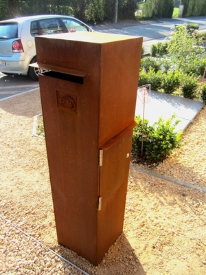 กล่องจดหมายโลหะกลางแจ้งแบบกำหนดเองกล่องจดหมาย Corten Steel ยืนฟรี