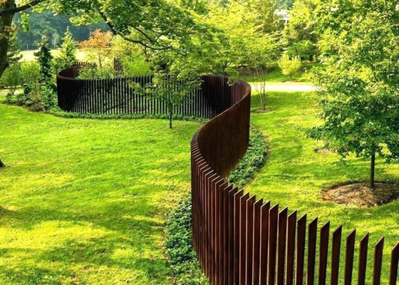 แผงรั้วเหล็ก Corten สูง 2 เมตรออกแบบภายนอกสำหรับที่อยู่อาศัย