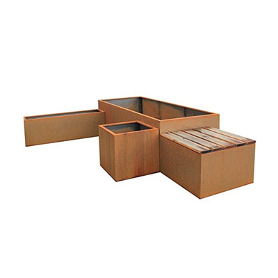 กล่องเหล็กชาวไร่ Corten Steel ที่เป็นสนิมในลานกลางแจ้ง