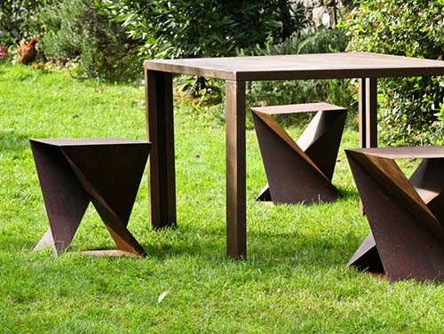 ชุดโต๊ะกลางแจ้งโลหะ Corten Steel แบบเรขาคณิตประกอบด้วยโต๊ะและสตูล