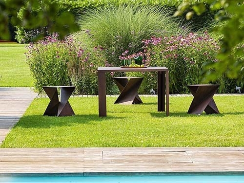 ชุดโต๊ะกลางแจ้งโลหะ Corten Steel แบบเรขาคณิตประกอบด้วยโต๊ะและสตูล