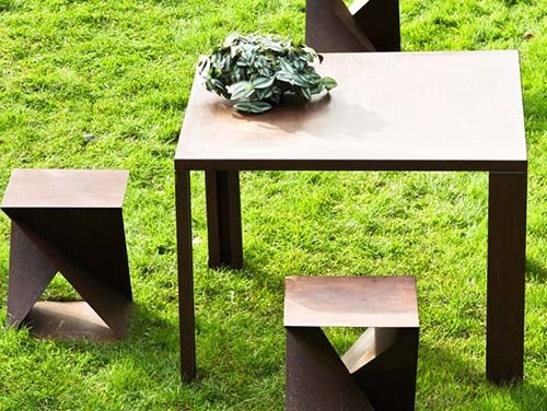ชุดโต๊ะกลางแจ้งโลหะ Corten Steel แบบเรขาคณิตประกอบด้วยโต๊ะและสตูล
