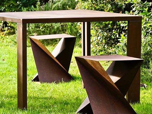 ชุดโต๊ะกลางแจ้งโลหะ Corten Steel แบบเรขาคณิตประกอบด้วยโต๊ะและสตูล