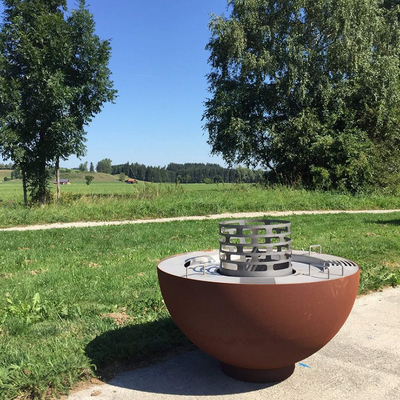 เตาบาร์บีคิวกลางแจ้ง Corten Steel ขนาด 1000 มม. พร้อมแหวนย่างแบบกำหนดเอง
