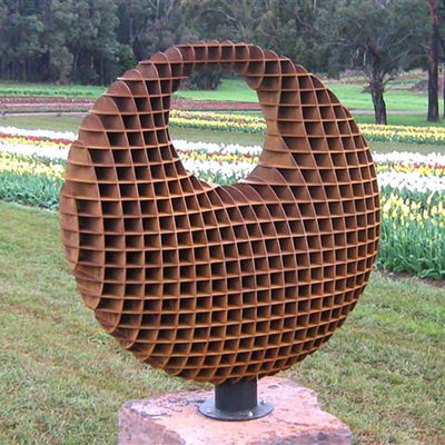ประติมากรรมสวนโลหะขนาดใหญ่ Corten Steel ที่มีรูปร่างลูกกลมสามมิติ