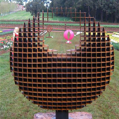 ประติมากรรมสวนโลหะขนาดใหญ่ Corten Steel ที่มีรูปร่างลูกกลมสามมิติ