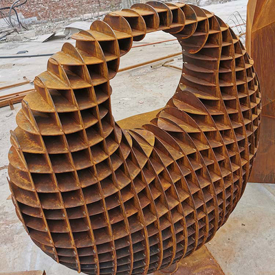ประติมากรรมสวนโลหะขนาดใหญ่ Corten Steel ที่มีรูปร่างลูกกลมสามมิติ