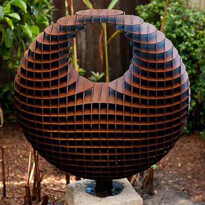 ประติมากรรมสวนโลหะขนาดใหญ่ Corten Steel ที่มีรูปร่างลูกกลมสามมิติ