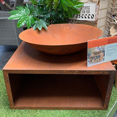 หลุมไฟเหล็กกลางแจ้งขนาดใหญ่เตาอั้งโล่เหล็ก Corten พร้อมชั้นเก็บไม้