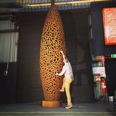 ประติมากรรมเหล็ก Corten โค้งสไตล์ตะวันตกในความสูง 220 ซม.