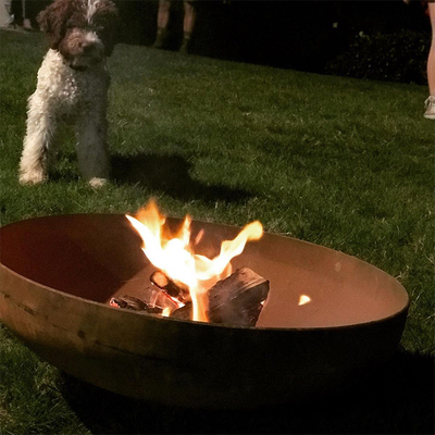 เตาเผาไม้ทรงกลมแบบชนบท Corten Steel Fire Pit สำหรับสนามหลังบ้านกลางแจ้ง