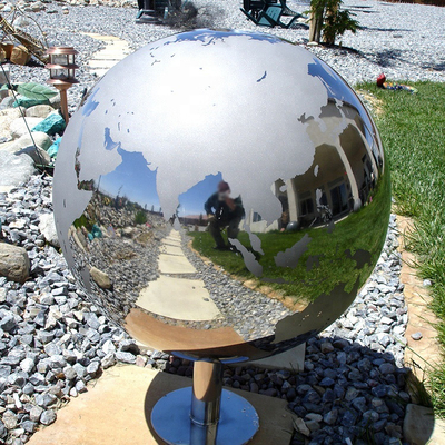 Gnee Garden ประติมากรรมทรงกลมโลหะขัดเงา World Globe Sculpture Handmade