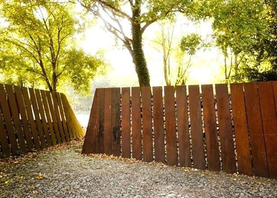 แผงรั้วเหล็ก Corten สูง 2 เมตรออกแบบภายนอกสำหรับที่อยู่อาศัย