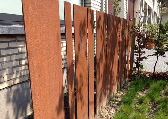 แผงรั้วเหล็ก Corten สูง 2 เมตรออกแบบภายนอกสำหรับที่อยู่อาศัย