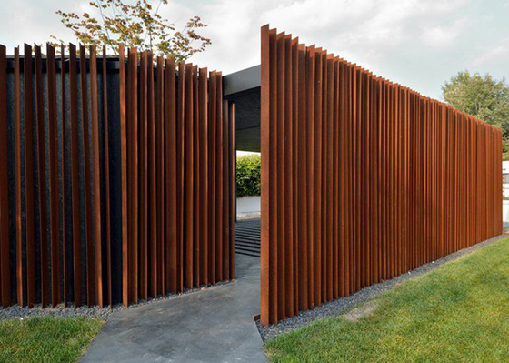 แผงรั้วเหล็ก Corten สูง 2 เมตรออกแบบภายนอกสำหรับที่อยู่อาศัย